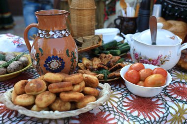 Kuban mutfağı yemekleri ile açık büfe