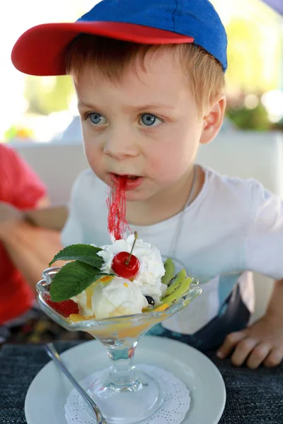 Enfant Mangeant Dessert Table Dans Café — Photo