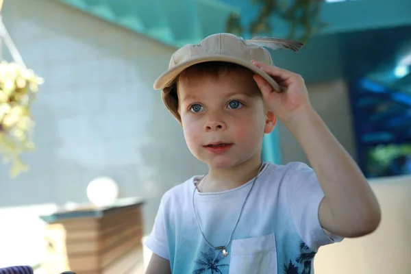 Enfant Essayant Une Casquette Maison — Photo