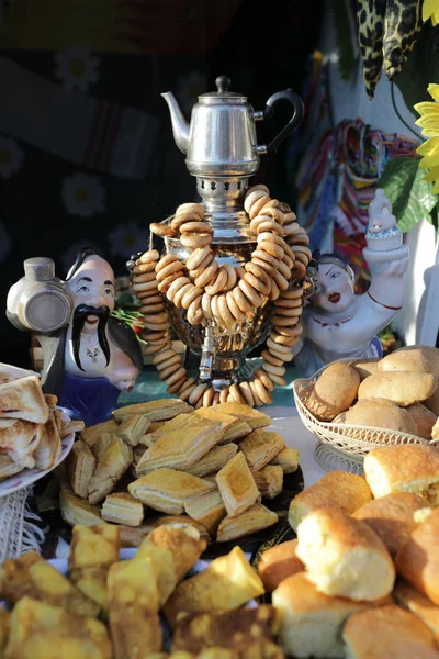 Samovar Avec Des Gâteaux Sur Une Table Extérieure — Photo