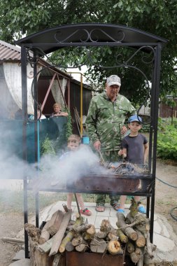 Şiş kebap arka bahçesinde, yaz aylarında yemek aile