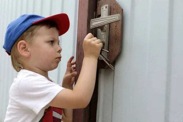 Child Opening Lock Door Key — Stock Photo, Image