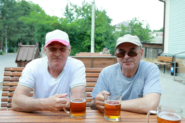 Zwei Freunde Trinken Bier Outdoor Café — Stockfoto