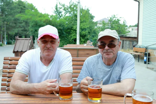 Two Friends Drinking Beer Outdoor Cafe — Stock Photo, Image