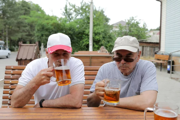 Dois Homens Seniores Bebendo Cerveja Café Livre — Fotografia de Stock