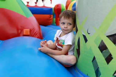 Trambolin üzerinde bir çocuk portresi