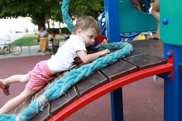 Bambino Scende Corda Parco Giochi All Aperto — Foto Stock