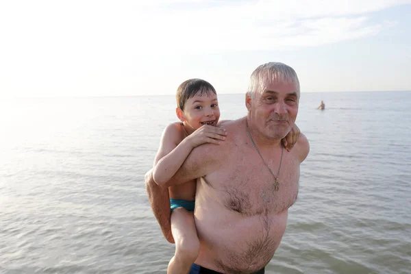 Nipote Sul Retro Del Nonno Sulla Spiaggia — Foto Stock