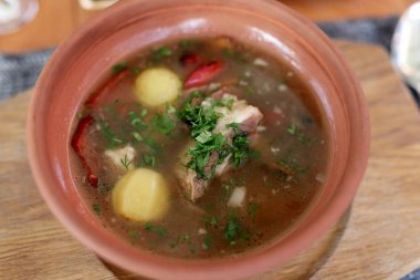 Kafeteryada masada shurpa çorbası ile plaka