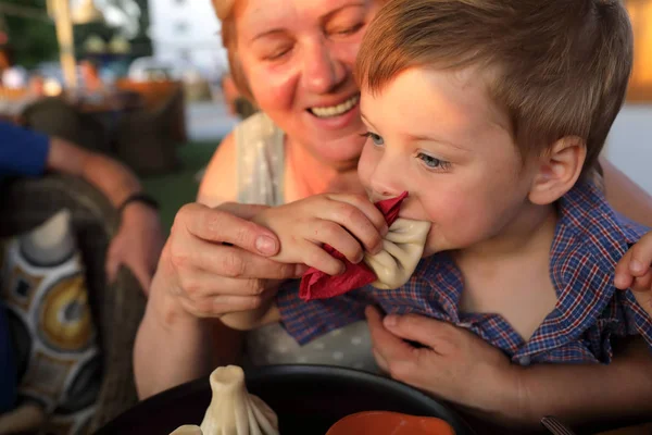 Babička Krmila Svého Vnuka Khinkali Restauraci — Stock fotografie