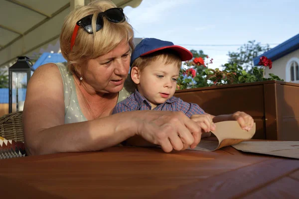 Grand Mère Avec Petit Fils Regardant Menu Dans Café — Photo