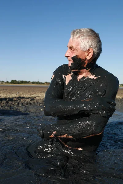 Uomo Che Applica Argilla Curativa Nera Primorsko Akhtarsk Russia — Foto Stock