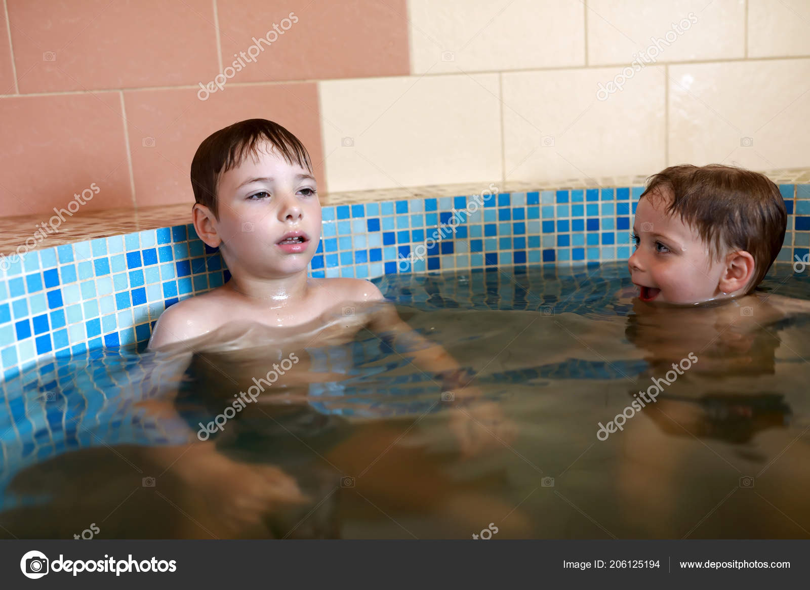 少年 銭湯 サウナ後のジャグジーで休憩する二人の少年 — ストック写真 © AChubykin #206125194