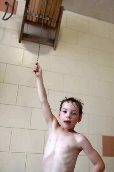 Niño Vertiendo Cubo Agua Sobre Mismo Después Sauna —  Fotos de Stock