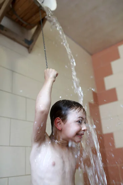 Menino Derramando Balde Água Sobre Mesmo Depois Sauna — Fotografia de Stock