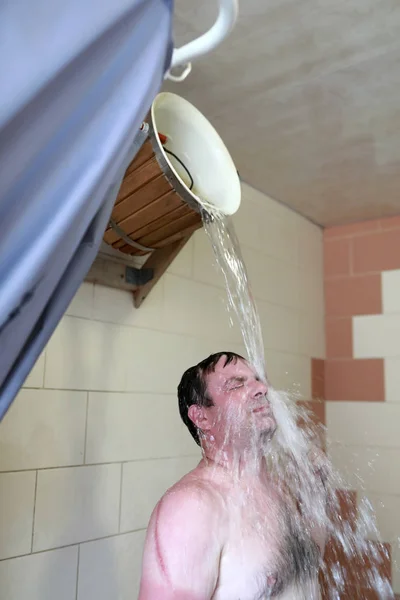 Pessoa Derramando Balde Água Mesmo Após Sauna — Fotografia de Stock