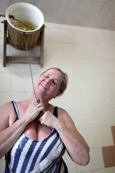 Senior Woman Pouring Bucket Water Herself Sauna — Stock Photo, Image