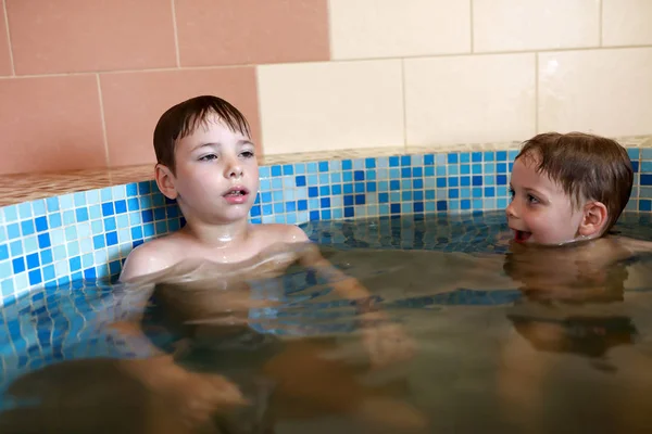 Dois Meninos Descansando Jacuzzi Depois Sauna — Fotografia de Stock