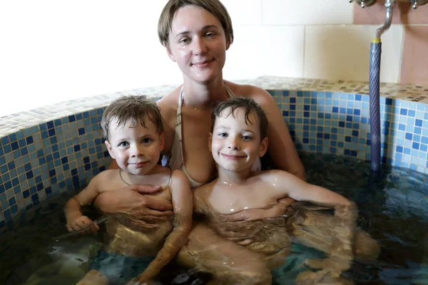 Mujer Con Sus Hijos Jacuzzi Después Sauna —  Fotos de Stock