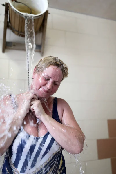 Mujer Vertiendo Cubo Agua Sobre Misma Después Sauna — Foto de Stock