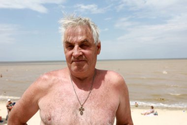 Sahilde yaşlı adam portresi