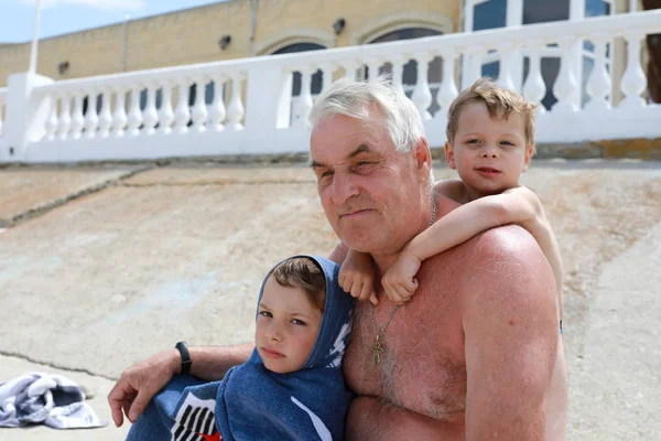 Grootvader Met Zijn Kleinzonen Poseren Het Strand — Stockfoto