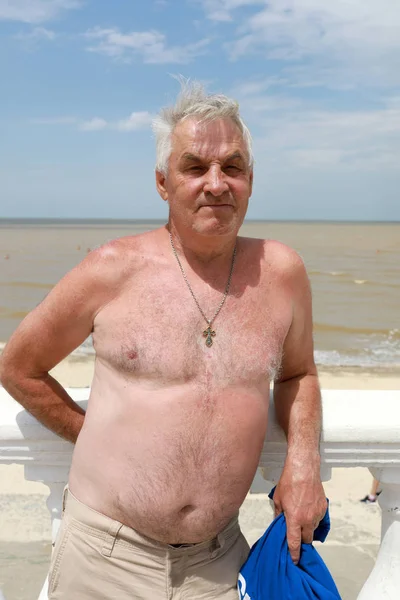 Senior Homem Posando Praia Verão — Fotografia de Stock