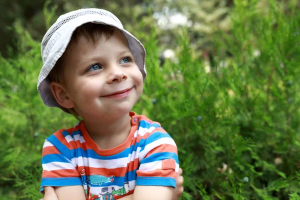 Ritratto Ragazzo Sorridente Nel Parco — Foto Stock