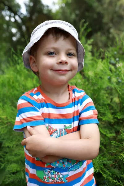 Retrato Uma Criança Sorridente Parque — Fotografia de Stock