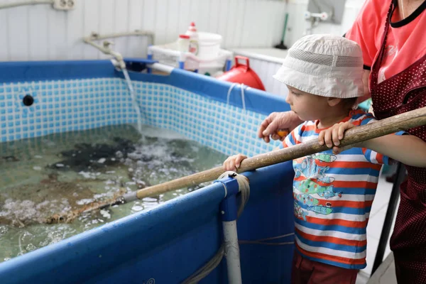 Kind Fängt Fischnetz Auf Dem Markt — Stockfoto