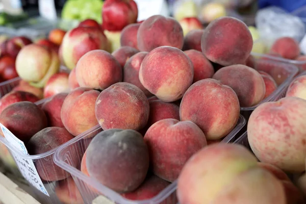 Blick Auf Pfirsiche Schachteln Auf Dem Markt — Stockfoto