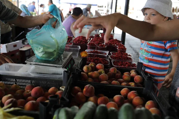 Wanita Membeli Kacang String Pasar — Stok Foto