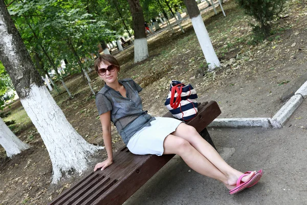 Femme Assise Sur Banc Dans Parc Été — Photo