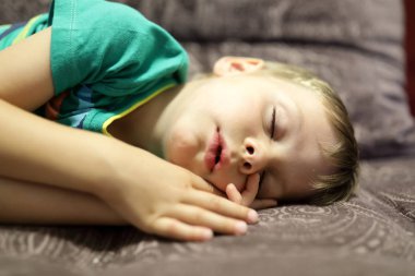 Çocuk evde kanepede uyumak
