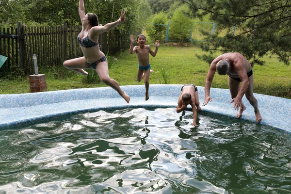 Dedesi torunları havuza atlama ile