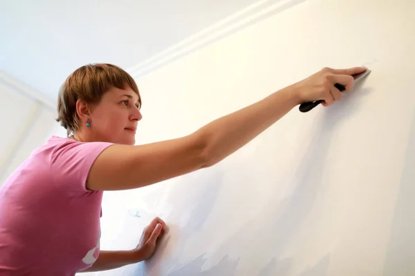 Woman Cleaning Wall Wallpapering Home — Stock Photo, Image