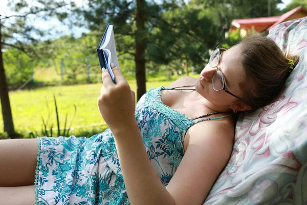 Teen Reading Book Bench Backyard — Stock Photo, Image