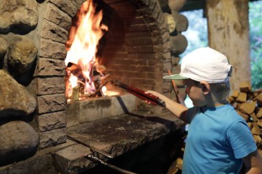 Çocuk şömine arka bahçesinde yangın kindles