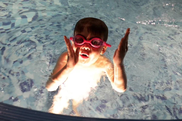 Retrato Menino Piscina — Fotografia de Stock