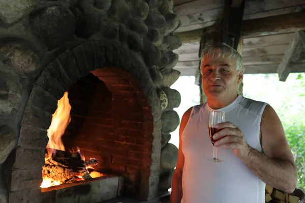 Uomo Anziano Con Bicchiere Vino Accanto Camino — Foto Stock