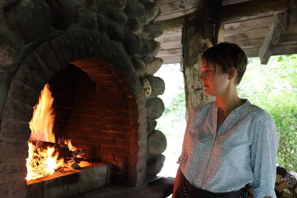 裏庭の暖炉の横にある女性の肖像画 — ストック写真