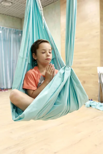 Çocuk Bir Spor Salonunda Hava Yoga Uygulamaları — Stok fotoğraf