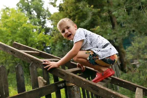 Kind Klettert Sommer Über Zaun — Stockfoto