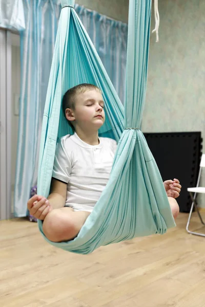 Niño Practica Yoga Aéreo Gimnasio —  Fotos de Stock