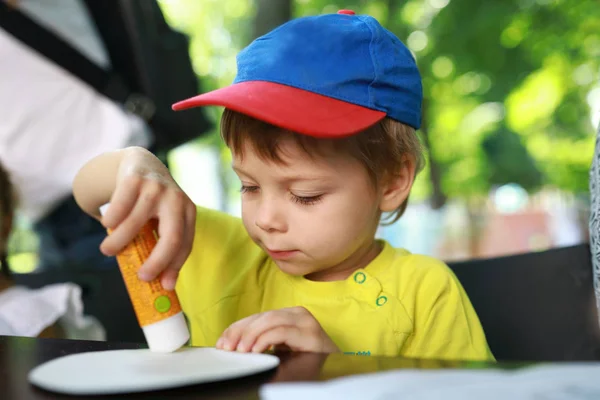 Jongen Lijm Stuk Papier Aan Tafel — Stockfoto