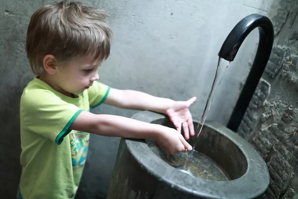 Junge Wäscht Seine Hände Einer Toilette — Stockfoto