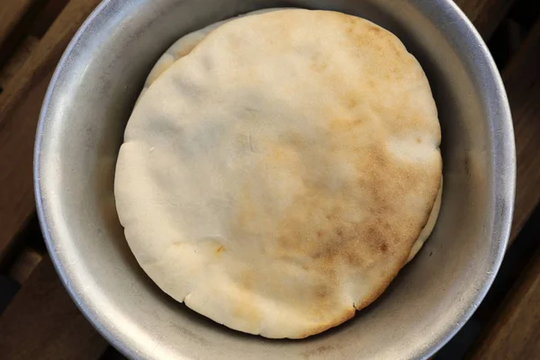 Pão Israelense Tigela Alumínio Mesa — Fotografia de Stock