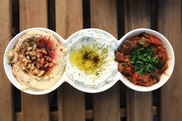 Israelisches Vorspeisenset Matbucha Mit Auberginen Labneh Mit Zaatar Und Hummus — Stockfoto