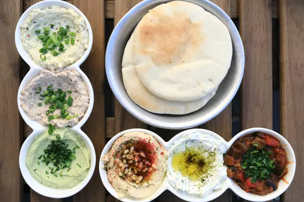 餐桌上的以色列小吃集塔饼面包 — 图库照片