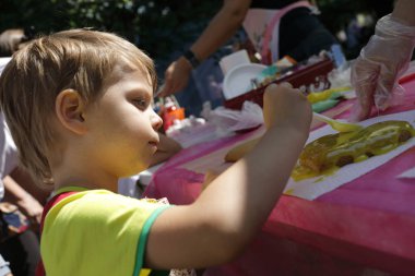 Okul öncesi Gingerbread kalp şeklinde dekorasyon